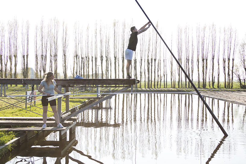Polsstokverspringen over het water